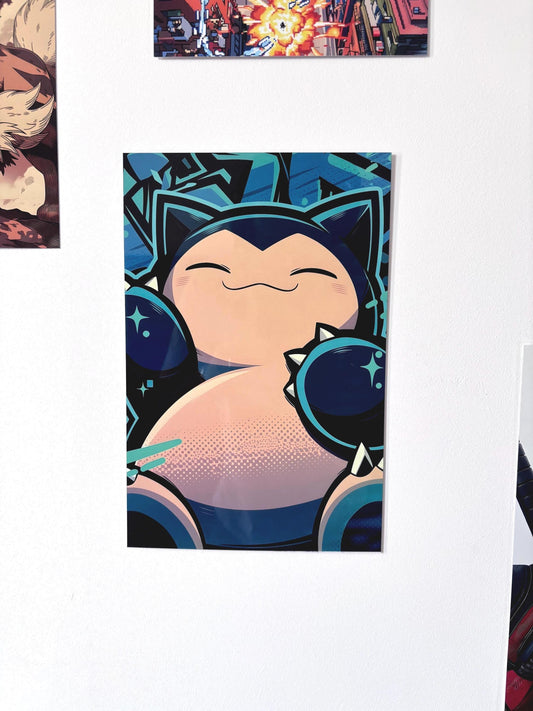 Tableau métallique en aluminium brillant représentant le Pokémon Ronflex souriant les yeux fermés dans un style graffiti urbain avec des lignes épaisses noires et des accents bleu cyan sur fond de lettrage de rue bleu nuit.